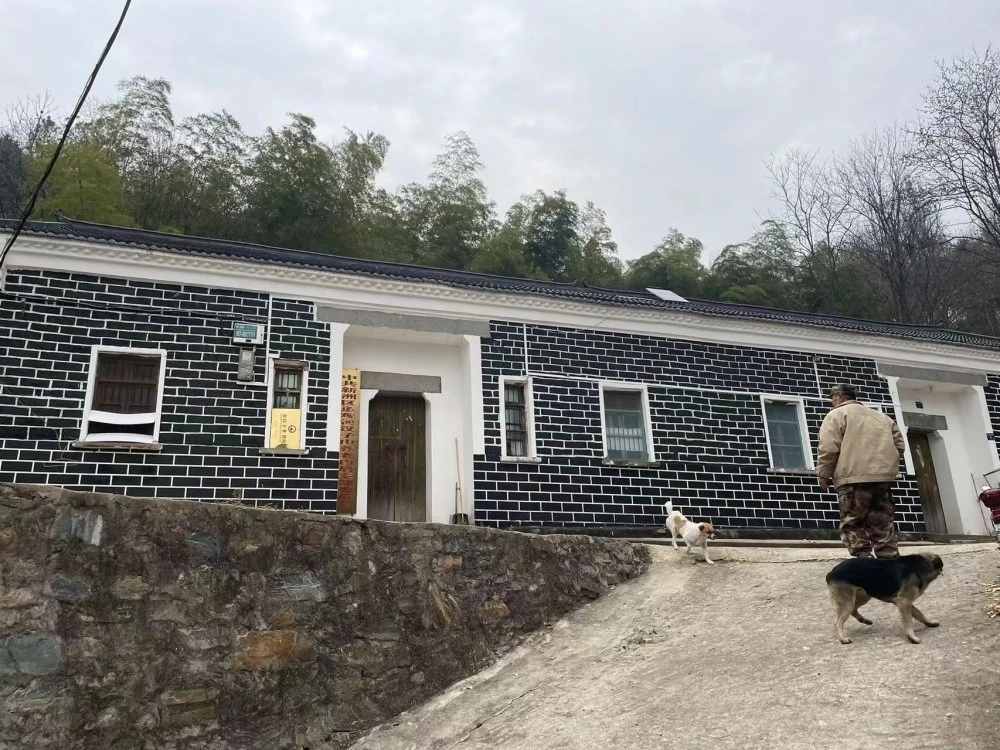 巴勒斯坦激进分子向以色列南部发射的火箭弹被拦截,以色列予以反击