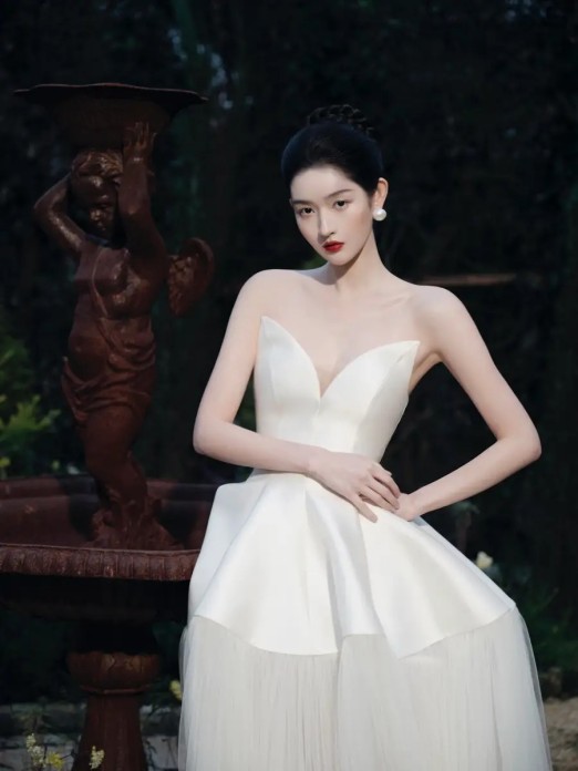 谢娜坐高铁偶遇王鹤棣，发文称：他一定是打听好我的行踪假装偶遇