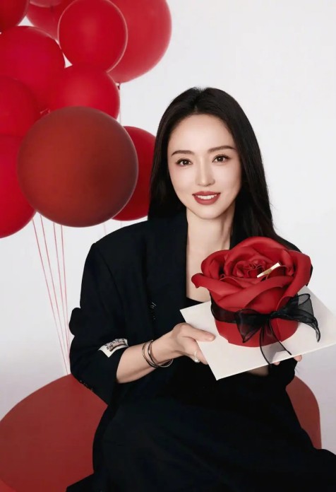 泰国颁奖礼女艺人跪地拍照引争议：性别双标下的尊严拷问