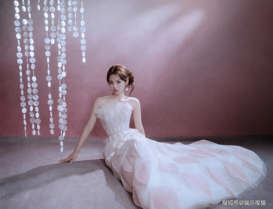 她的“划水”视频播放量突破960万次，有网友怒怼：跳成这样还能赚上百亿？