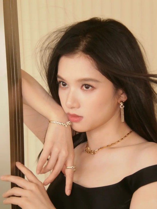 彭小苒露背造型：从红衣公主到性感icon的破界之路