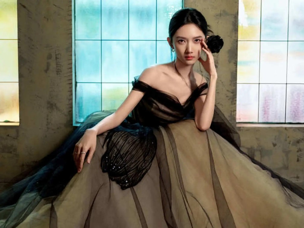 吕良伟70岁大寿众星云集！向太憨笑吸睛，甄子丹岳母冻龄胜女儿