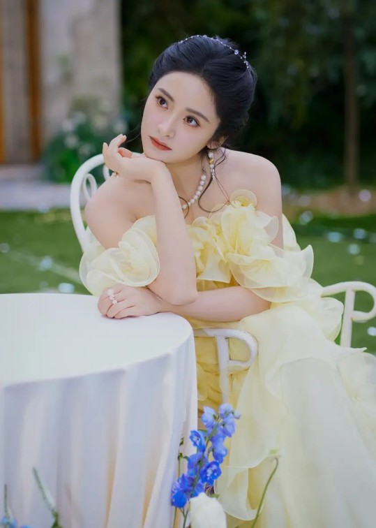 金莎宣布被男友孙丞潇求婚！二人在冰岛拥抱热吻好浪漫