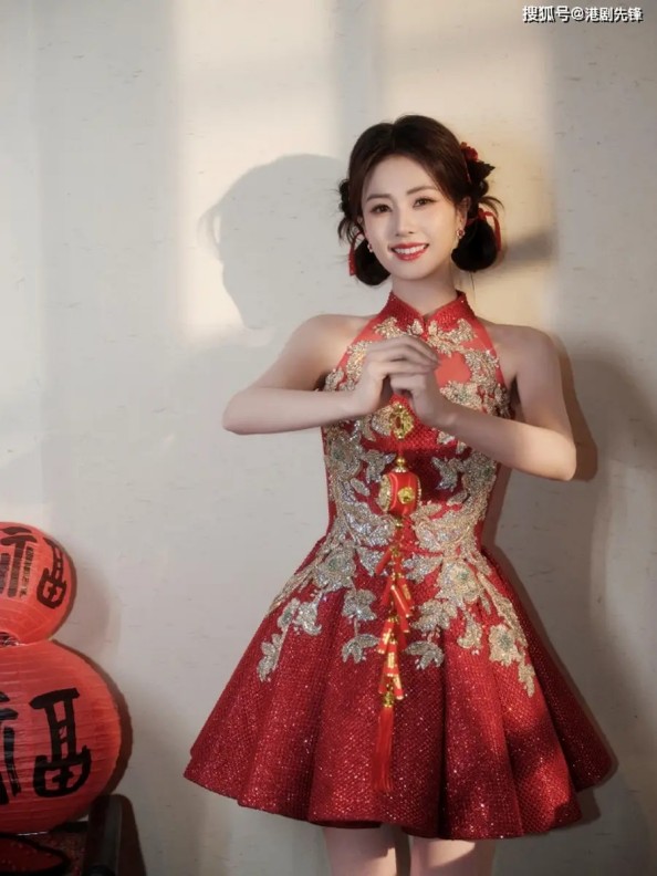 沈腾带老婆参加晚宴！娇妻暴瘦30斤尖下巴抢镜，斑秃真相曝光，笑容甜美不输马丽