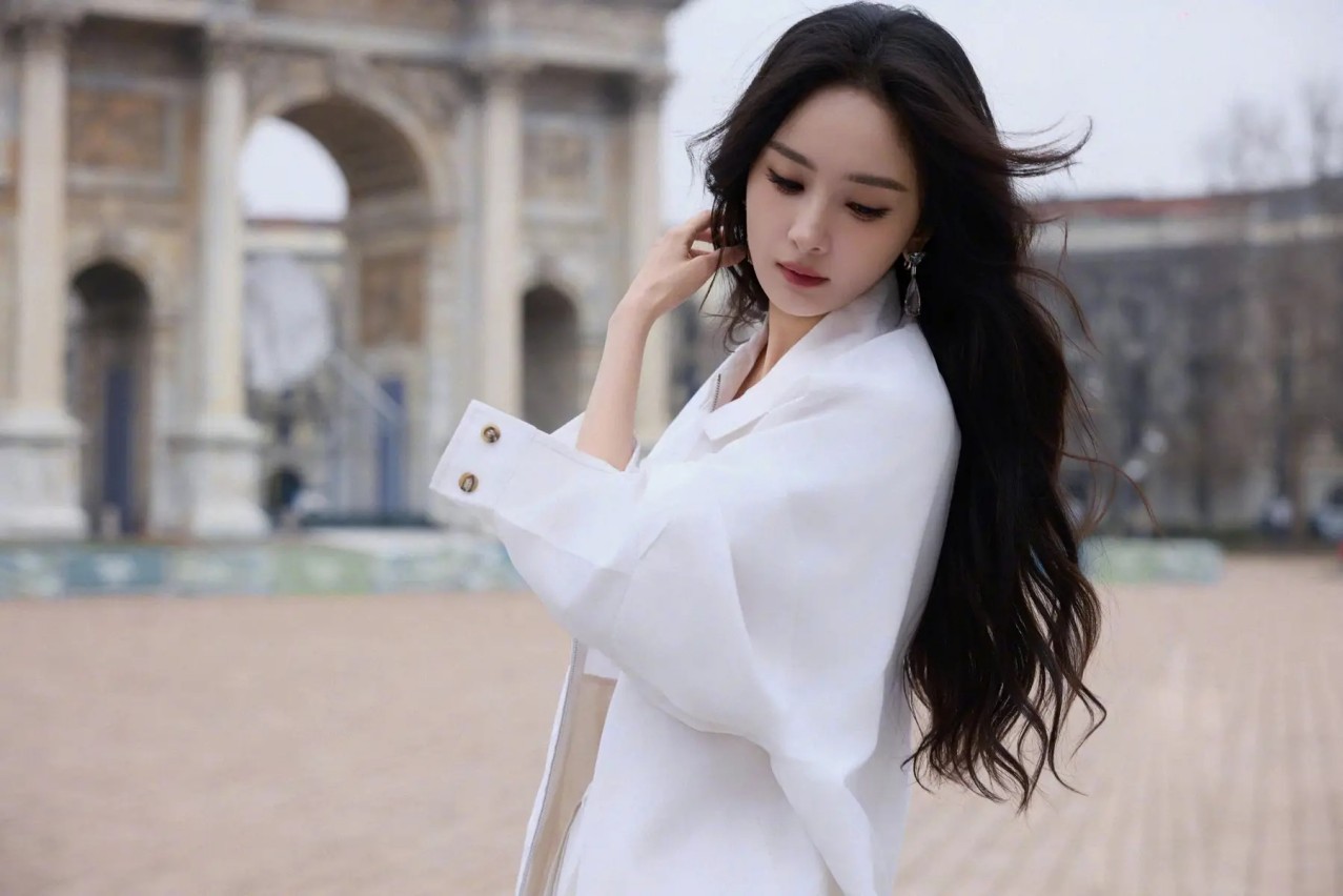 知名女星定居迪拜，孩子都在家上网课，大街上行人寥寥无几