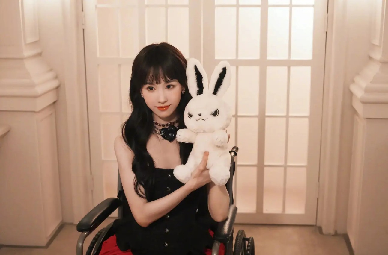 50岁蒋勤勤扛住了G社镜头！皮肤紧致身材曼妙美爆了